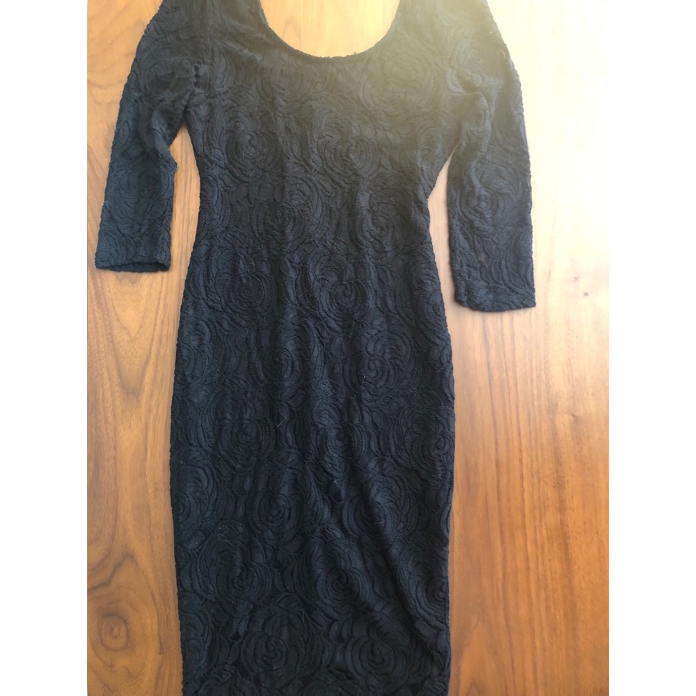 Scoop-neck lace bodycon midi dress